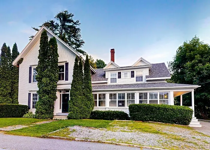 Historic Home Steps From The Harbor With Enclosed Porches & Gorgeous Deck