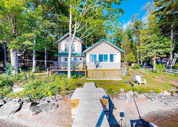 Vintage Lakefront Cabin With Incredible Water Views, Private Dock & Pebble Beach