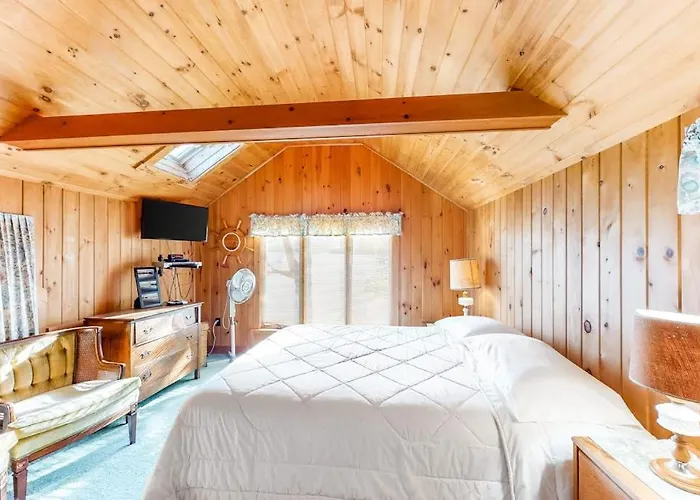 Vintage Lakefront Cabin With Incredible Water Views, Private Dock & Pebble Beach