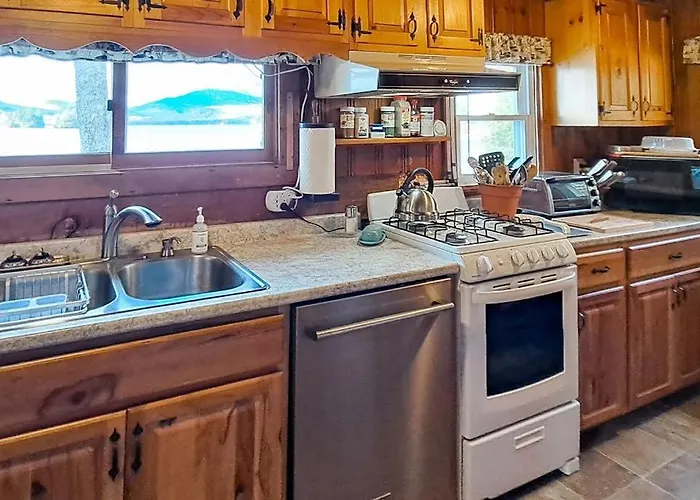 Vintage Lakefront Cabin With Incredible Water Views, Private Dock & Pebble Beach