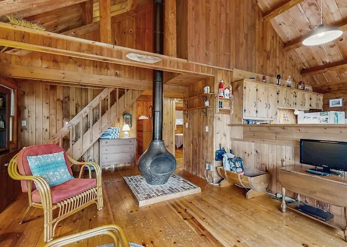 Waterfront Cabin With Amazing Views From The Deck & Lake Access