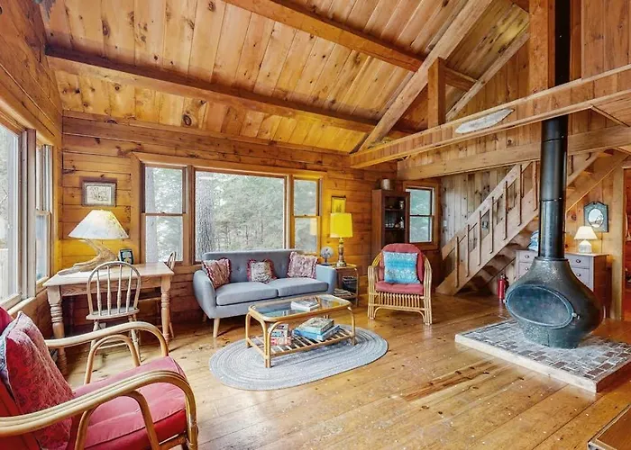 Waterfront Cabin With Amazing Views From The Deck & Lake Access