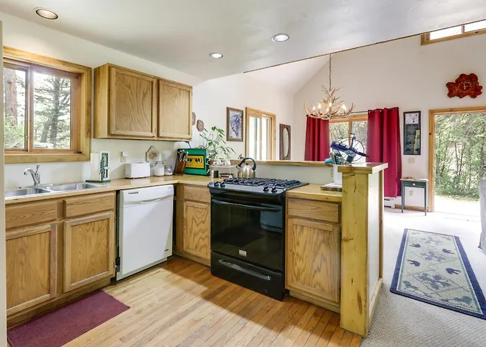 'Marble Hideaway' Cabin W/ Mountain Views + Deck!