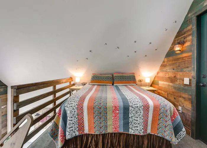 Colorful Cabin W/ Teepee, Fire Pits & Mtn Views!