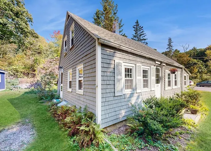 Charming Boothbay Harbor Cottage With Partial Ac, Full Kitchen, And Sun Room