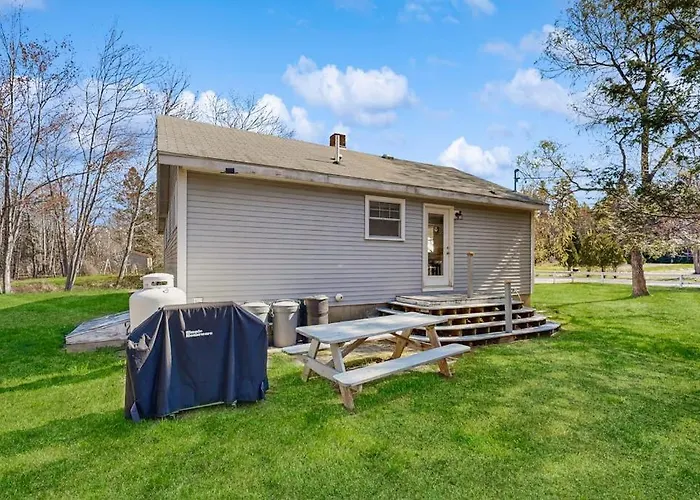 Coastal Bungalow With Large Yard, Beautiful Kitchen, & Great Location