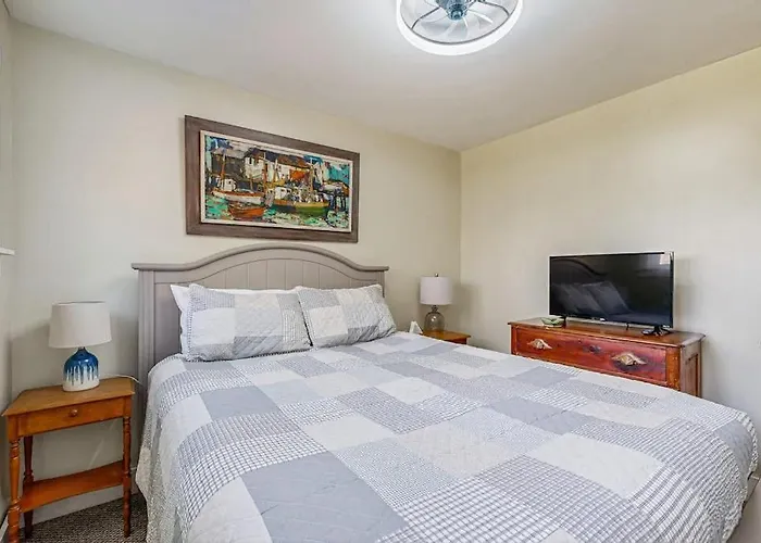 Coastal Bungalow With Large Yard, Beautiful Kitchen, & Great Location