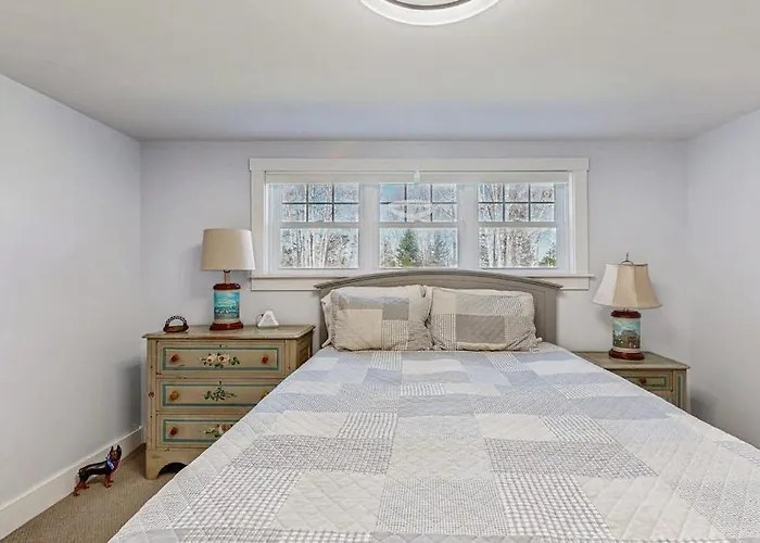 Coastal Bungalow With Large Yard, Beautiful Kitchen, & Great Location