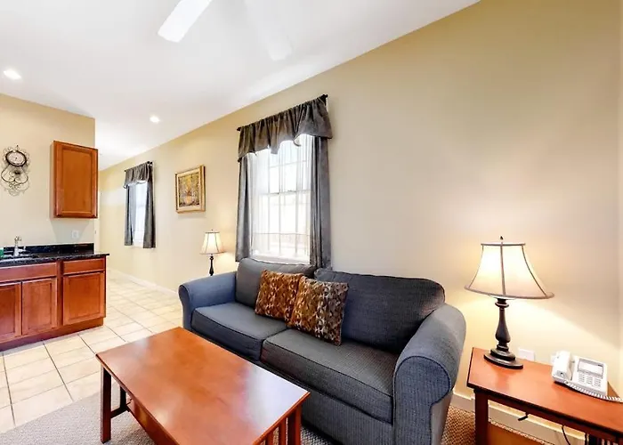 Cozy & Clean Second-Story Suite W/ Kitchenette & Free Wifi - Walk To The Harbor