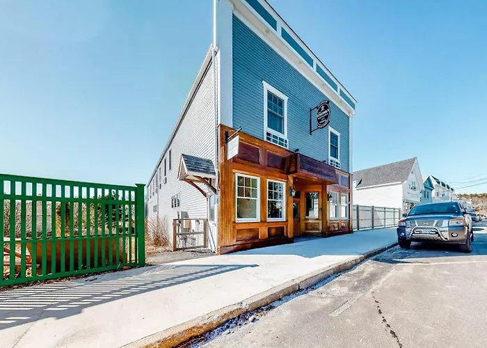 Cozy & Clean Second-Story Suite W/ Kitchenette & Free Wifi - Walk To The Harbor