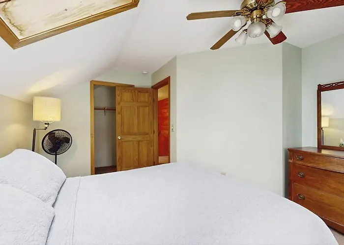 Wonderful Lakefront Gem W/ Free Wifi, Dock, Private Beach, Kayaks, Canoe & More