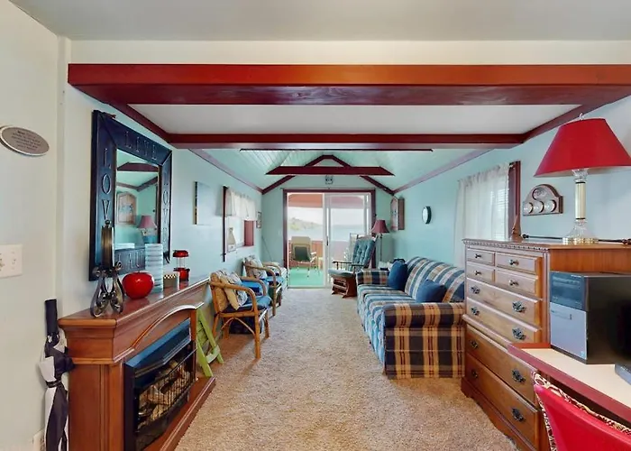 Secluded Lakefront Cottage Great Views, Dock & Boat Launch