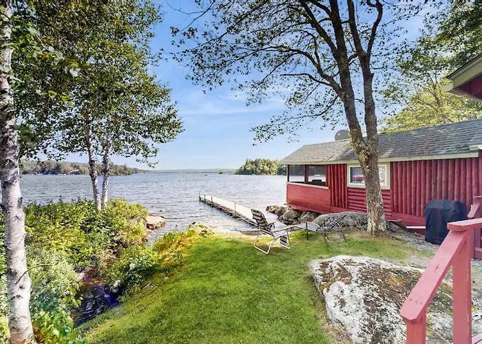 Secluded Lakefront Cottage Great Views, Dock & Boat Launch