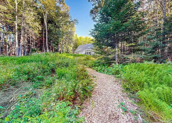 Open And Spacious Riverfront Retreat, Dog-Friendly