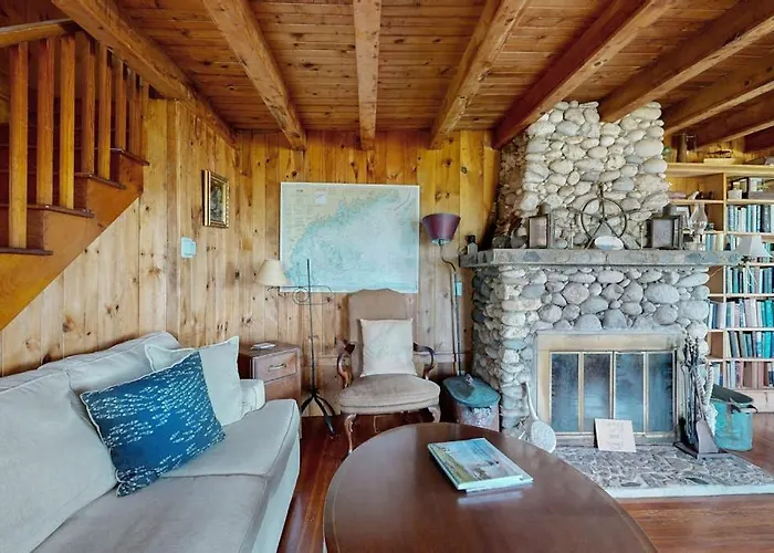 Ocean Point Colony Home W/ Sunroom & Sweeping Ocean Views, Dog-Friendly