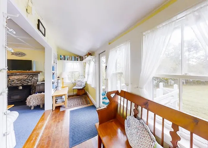 Dog-Friendly Fisher Hill Home With Patio And Wood Stove - Walk To The Harbor