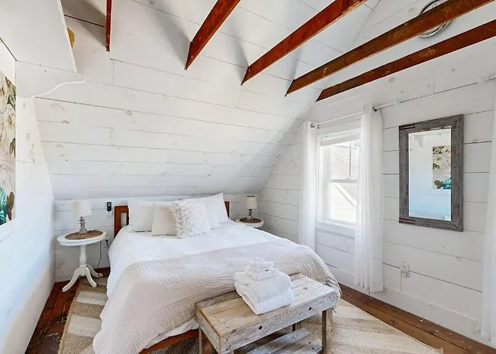 Iconic Downtown Retreat With Firepit & Fireplace- Walk To Harbor Footbridge
