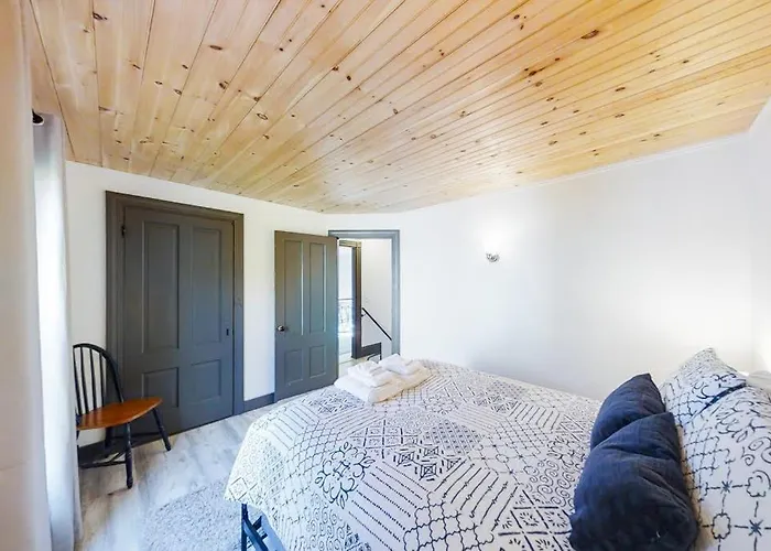 Newly Renovated Haven W/ Deck, Walk To Shops, Dining & Marina, Pet Friendly