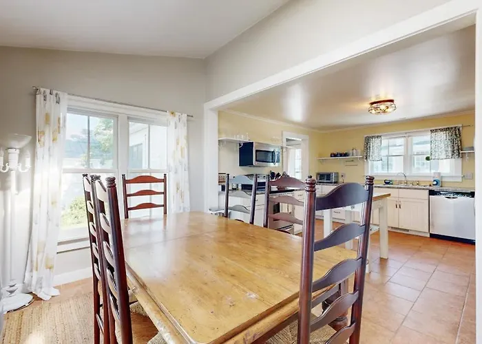 Beautiful Retreat | Home Office | Walk 5 Minutes To Main Street