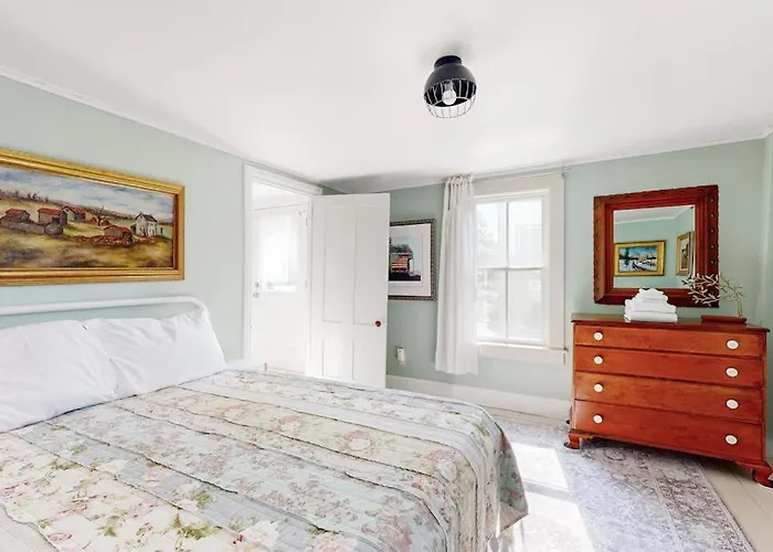Beautiful Retreat | Home Office | Walk 5 Minutes To Main Street