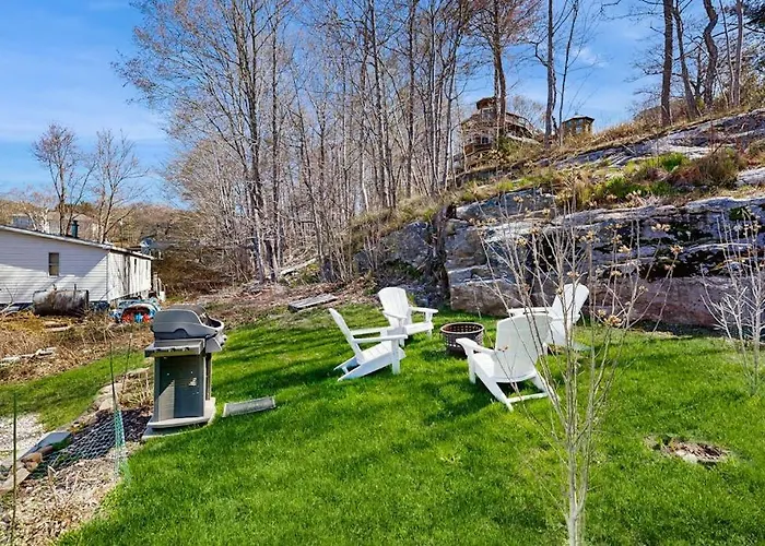 Iconic Downtown Retreat With Firepit & Fireplace- Walk To Harbor Footbridge