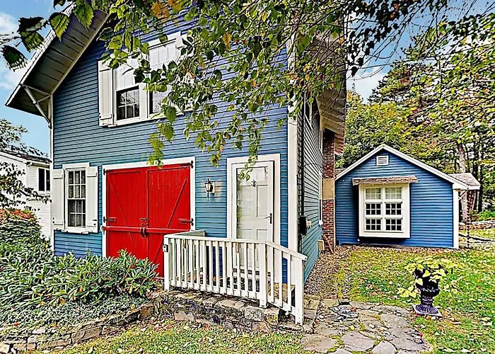Historical New England Home, Outdoor Shower , Dog-Friendly