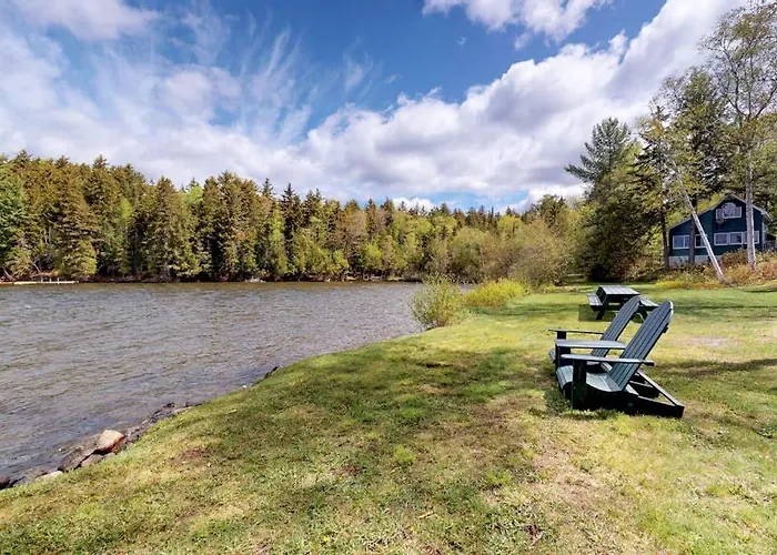 Lake Front Home With Privately Shared Dock For The Homes In This Complex