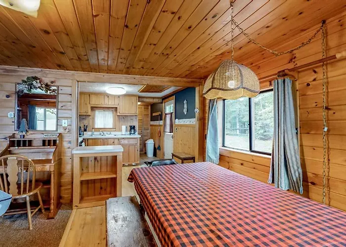 Lake Front Home With Privately Shared Dock For The Homes In This Complex