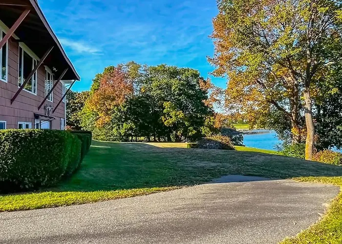 Waterfront Home With Beautiful Bay Views - Near Shops & Dining