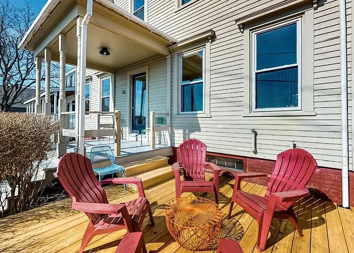 Sweeping Sheepscot River Views In Newly Renovated 200 Year Old Wiscasset Home