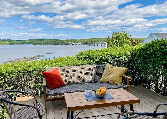 Sweeping Sheepscot River Views In Newly Renovated 200 Year Old Wiscasset Home