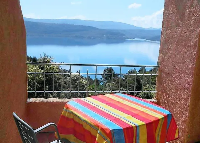 Charmant Lakeside Retreat: Sainte Croix du Verdon