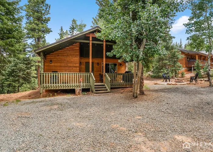 Lovely Log Cabin With Fire Pit!