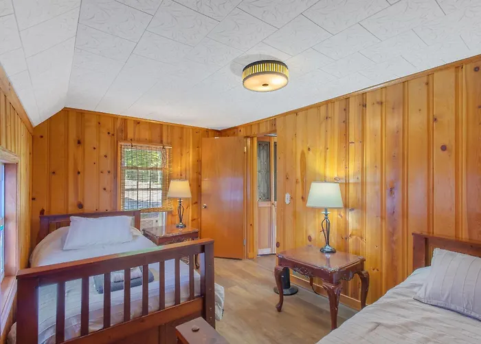 Riverside Cabin With Private Fishing Access!