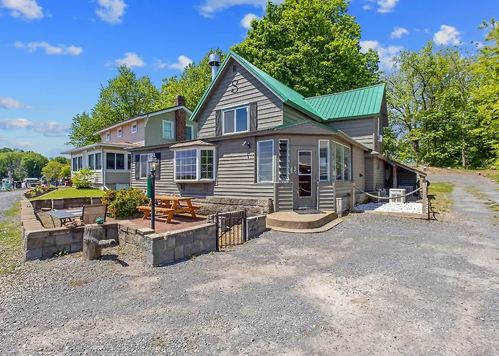 Riverside Cabin With Private Fishing Access!