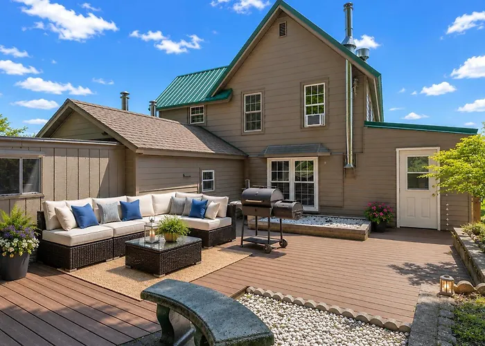 Riverside Cabin With Private Fishing Access!