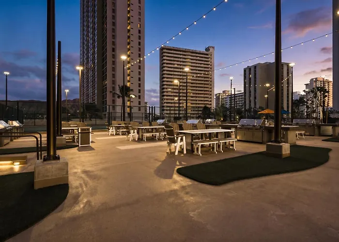 Waikiki Banyan 22Nd Fl - Ocean Views, Pool & Beach Access