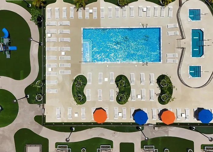 Waikiki Banyan 22Nd Fl - Ocean Views, Pool & Beach Access