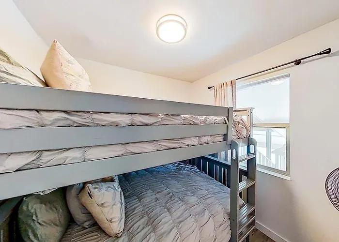 Contemporary, Dog-Friendly Townhouse With Balcony, Pool & Day Docks