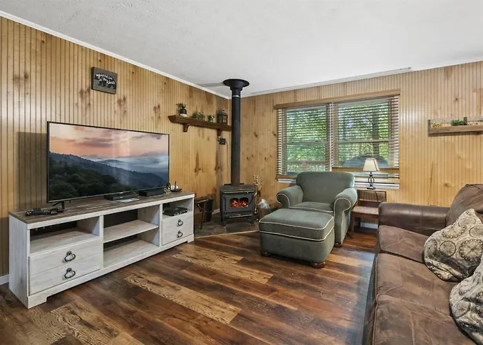 Serene Forest View- Hot Tub- Pet Friendly With Fenced Yard