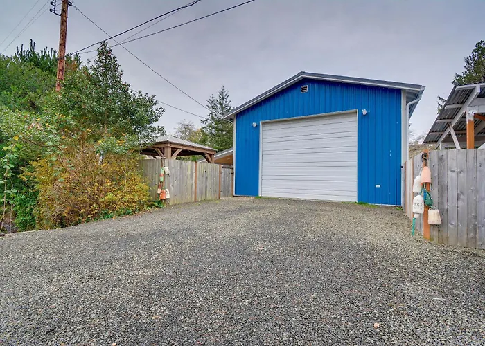 Westport Home W/ Hot Tub: 2 Blocks To Beach!
