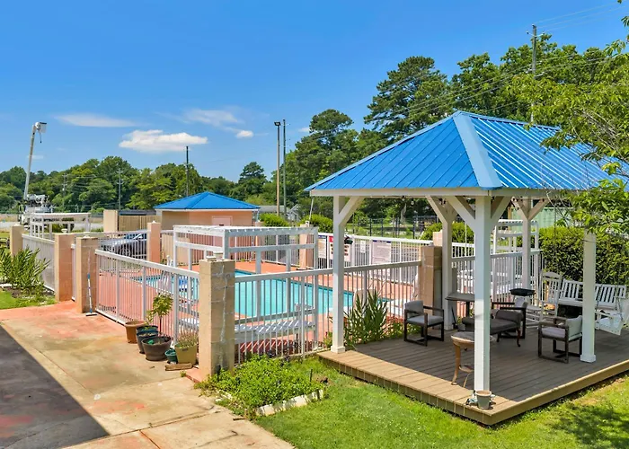 Gray Inn & Suites