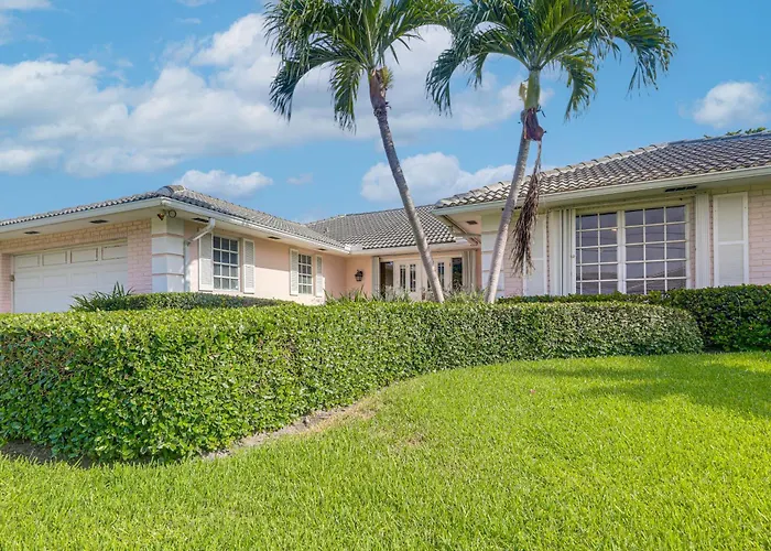 Riviera Beach Home W/ Pool - Walk To Beaches!