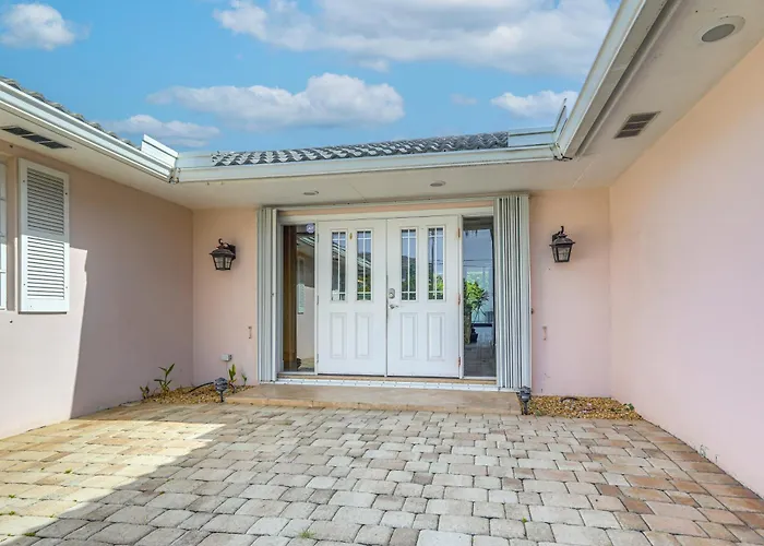 Riviera Beach Home W/ Pool - Walk To Beaches!