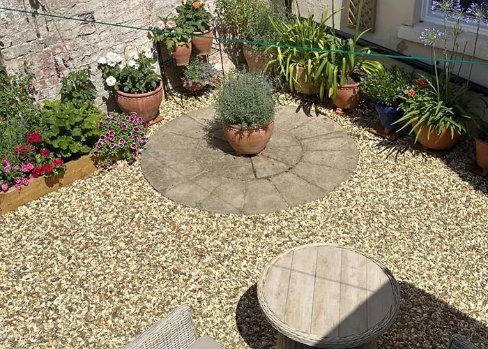 A Quiet, Beautifully Presented Single Room In A Welcoming Garden Flat