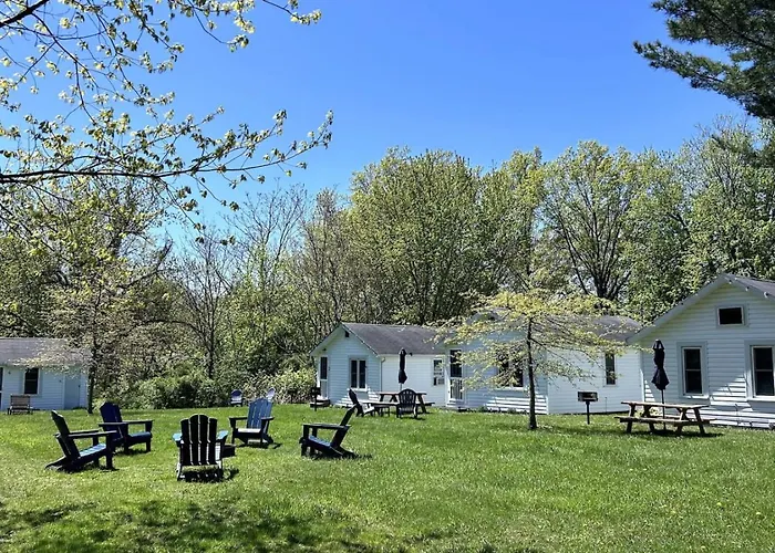 Drop Anchor Cottages And Lake House
