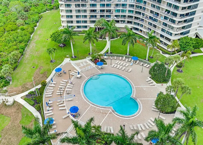 Beachfront Marco Island Condo W/ Pool Access!