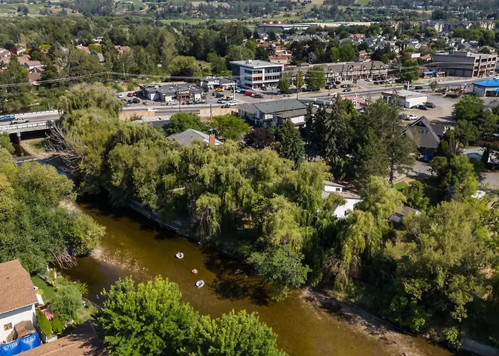 Waterfront Oasis With Pool, Hot Tub & Pet Friendly