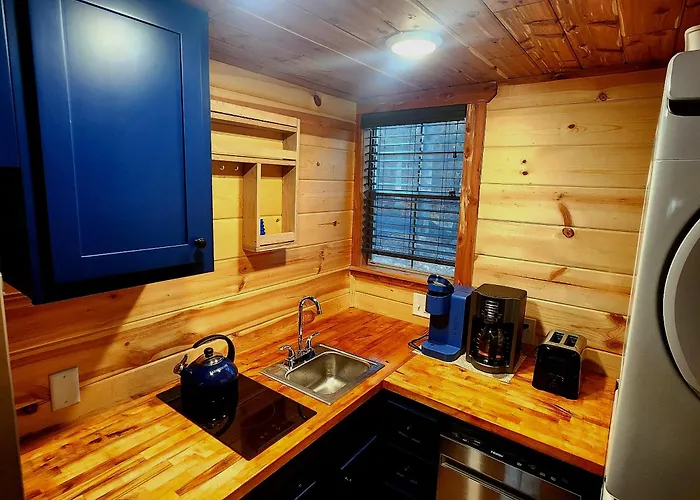 The Windstorm Cabin - Pet-Friendly & A 2-Person Jacuzzi Hot Tub!