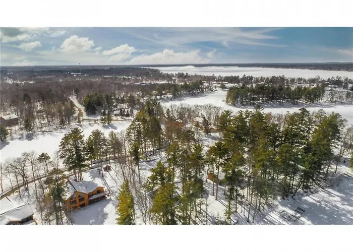 Large Log Home On Lake With Hot Tub